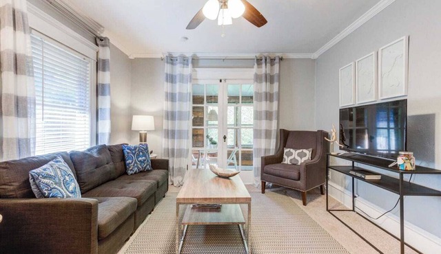 2-Bedroom Near the Plaza & Scenic Park 14