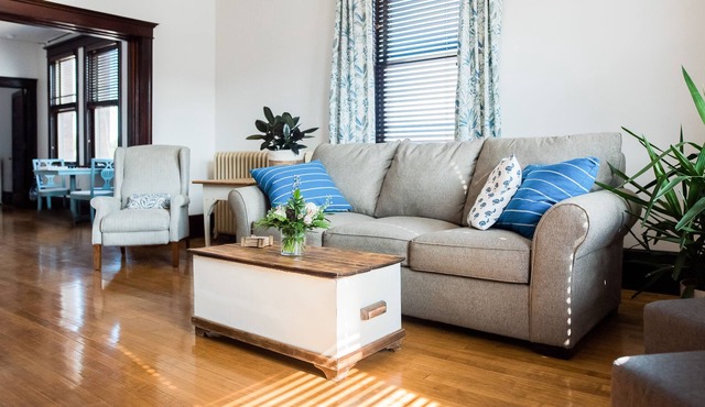 2 Bedroom newly renovated apartment in the Historic Downton Calumet