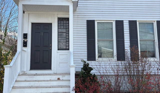 2-bedroom next to Bowdoin in Brunswick with cool AC