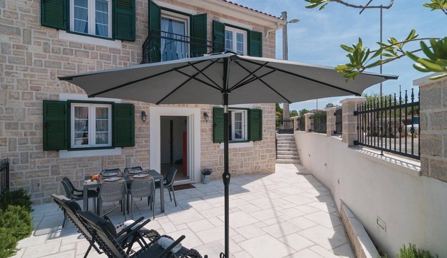 2 bedroom nice home in Primosten