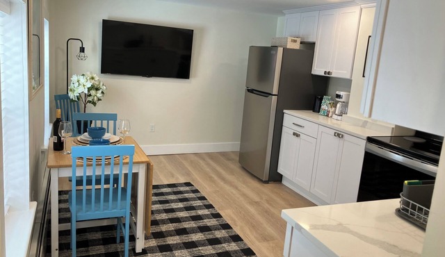 2-Bedroom Nook in Downtown Dover ~ Portsmouth/Durham ~ Parking! ~ Wine! ~ AC!