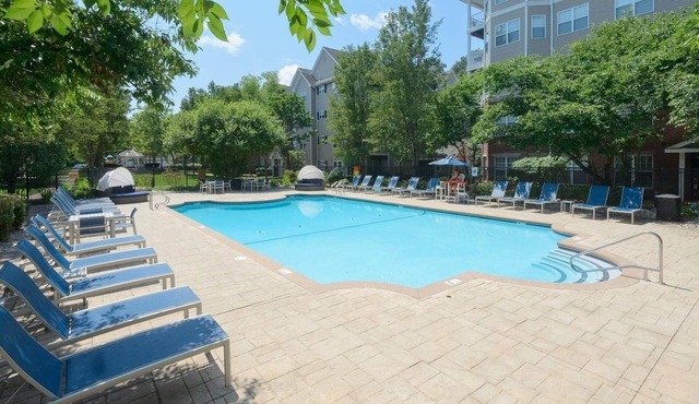 2 Bedroom North Shore Apartment- Pool -Gym -Trail - Shopping