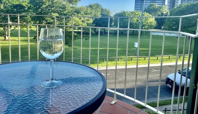 2 bedroom, overlooking park, 5min to city.