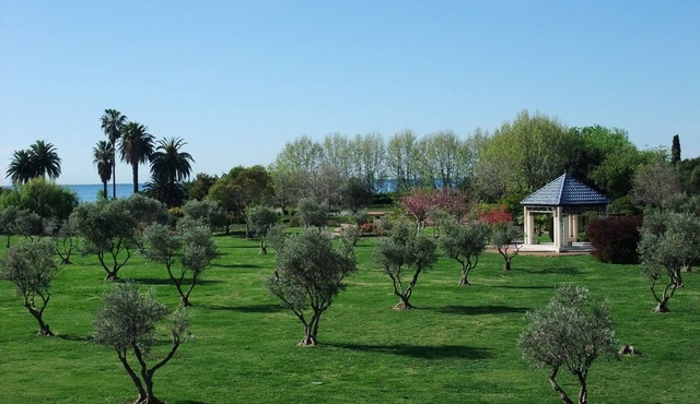 2 bedroom, Overlooking Parc Exflora + Sea views. Pool+Beach 200m + Parking + A/C