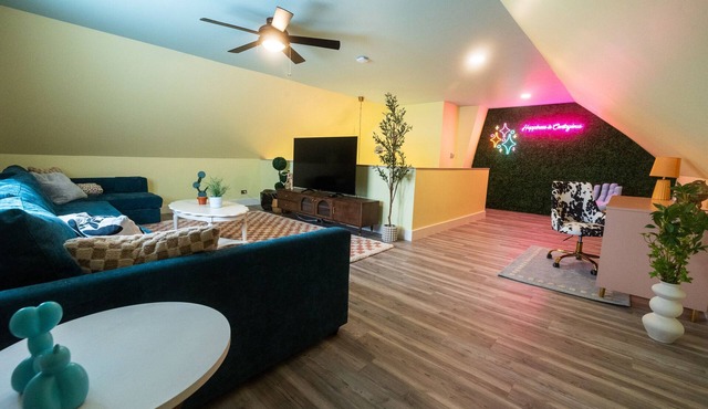 2 bedroom Pastel Loft 1 mi from Lake Michigan!