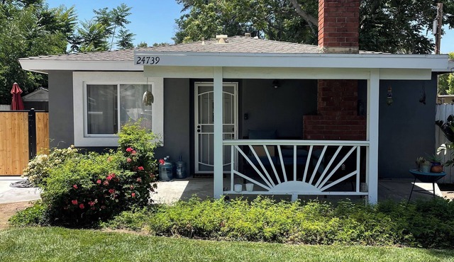 2-bedroom pet friendly house in Santa Clarita