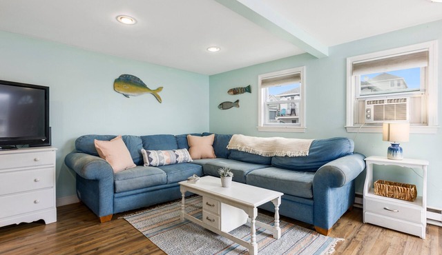 2 Bedroom Pet-Friendly Apt Steps to the Beach