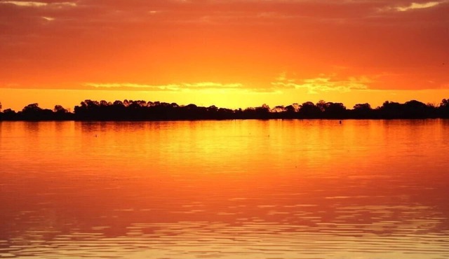 2 bedroom pet friendly cottage right next to the lake