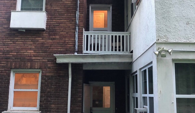 2 Bedroom Petite Apartment perfect for 5, in a cool Historic Clifton House