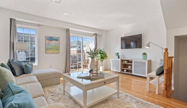 2-bedroom plus Den condo in enjoyable Toronto with WiFi, AC