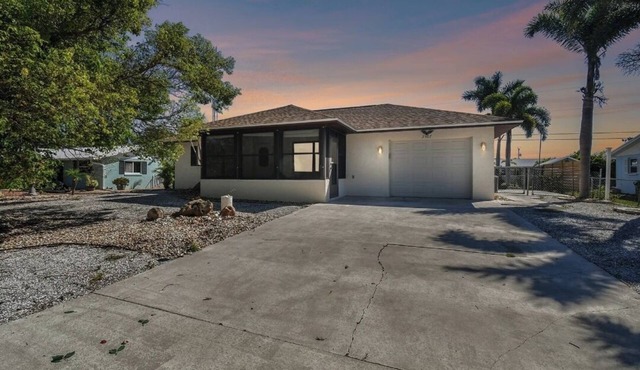 2-bedroom pool house with golf cart in Englewood, close to the beaches!