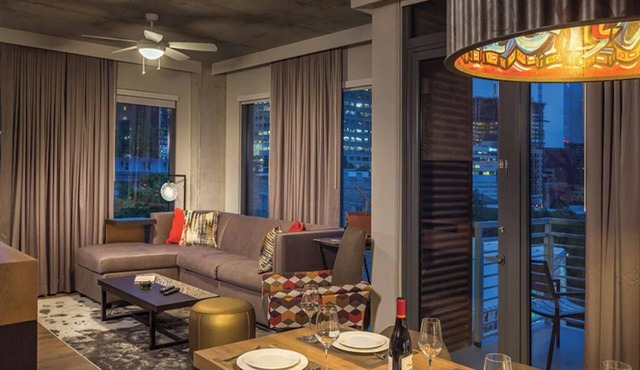 2 Bedroom Presidential Suite w/Full Kitchen in Austin!