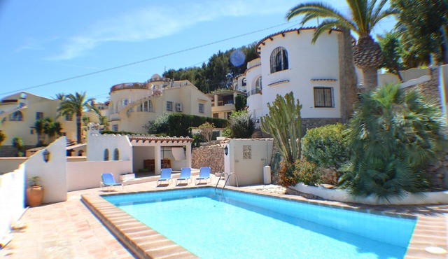 2 Bedroom Private Apartment, Beautiful Gardens, Private Pool & Air Conditioning