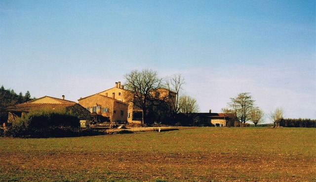 2-bedroom Provencal country house with mezzanine, garden and swimming pool