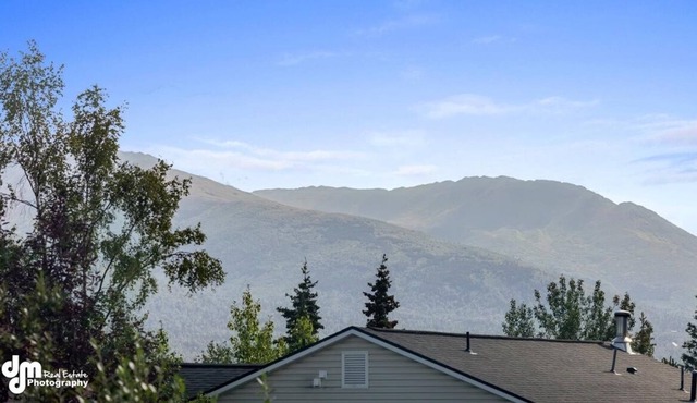 2 Bedroom Quiet Townhouse with Central Location