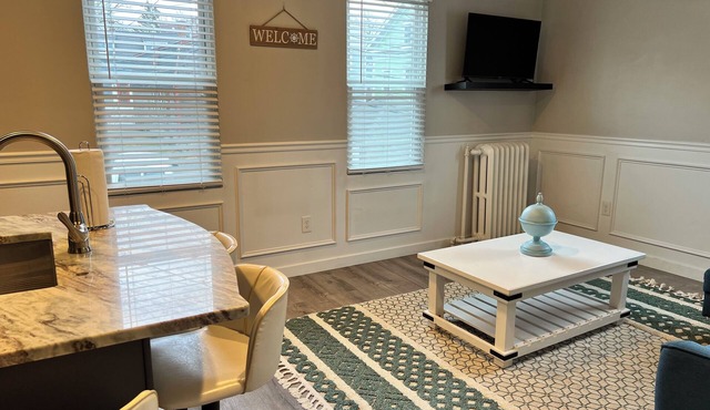 2 Bedroom Rental in Newport w/Parking! Steps away from Thames, Broadway, & DT!