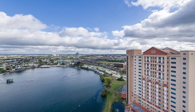 2 Bedroom Resort Condo at Highrise Walking distance to UNIVERSAL
