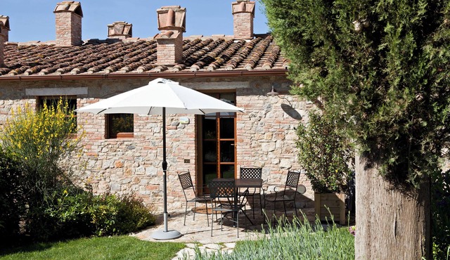 2-bedroom rustic apartment in charming Gambassi with WiFi in Gambassi