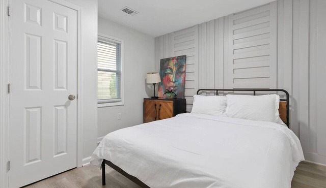 2 bedroom Rustic Duplex-Free Parking