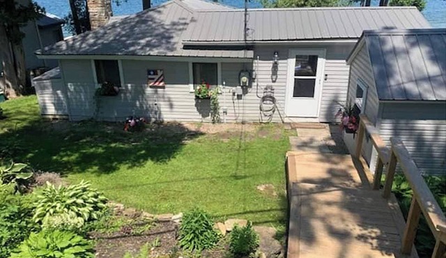 2 Bedroom seasonal Cottage/Camp on the St Lawrence River -sleeps 6.