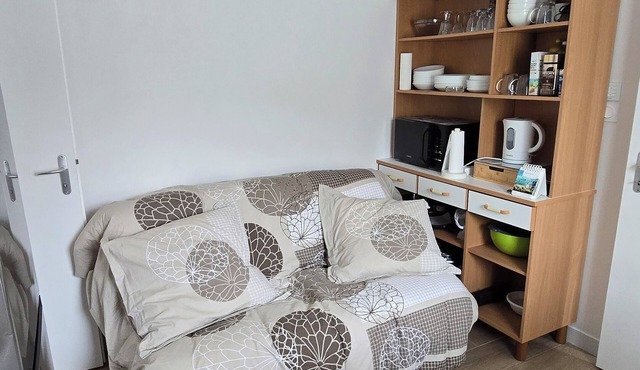 2-bedroom self-contained apartment sleeps 4 to 6, 20min from beach