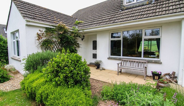 2 Bedroom, Semi-detached bungalow, 2 miles from the beach