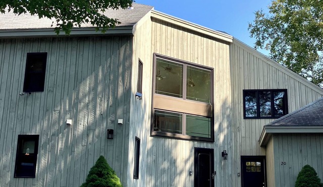 2 Bedroom Sleeps 6, Walk to Town Sq. Pet Friendly