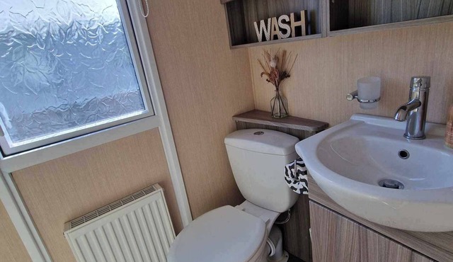 2-bedroom, Sleeps 4, dog friendly, WiFi next to Fantasy Island, Ingoldmells