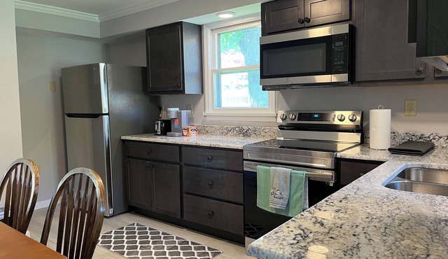 2 bedroom sleeps 6 in Affton with mobility ramp