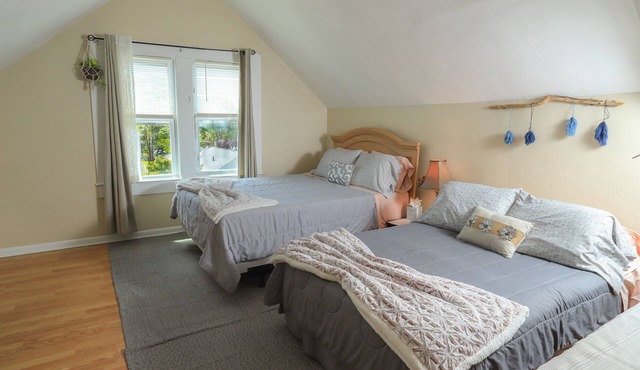 2 Bedroom Sleeps 6. 1 blocks from Pier Village