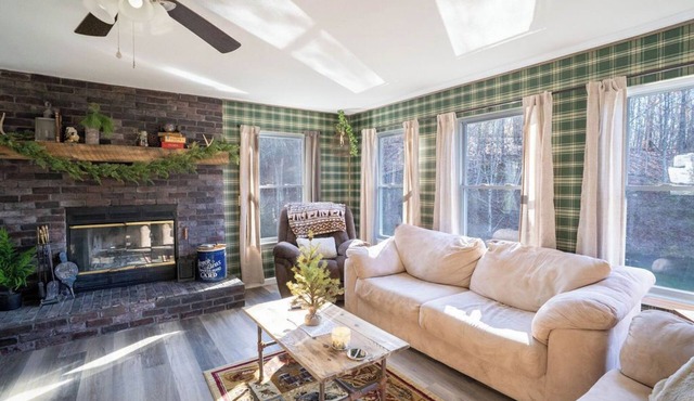 2 Bedroom Sleeps 8, Private Pond, Fire Pit & RV Sites