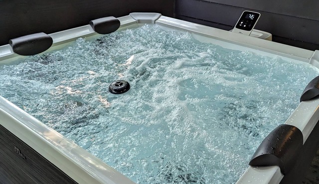 2 Bedroom, Sleeps 8-10, close to Penn State, Stadium and Downtown! HOT TUB!