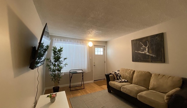 2 Bedroom south end house with free parking and wifi