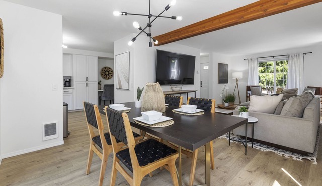 2 bedroom spacious modern townhouse, 75" TV, 5min from Beach