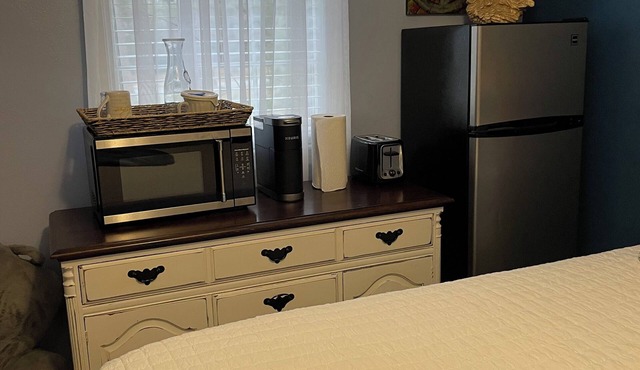 2-bedroom studio in wonderful Waycross with AC, WiFi. Very quiet and screen .