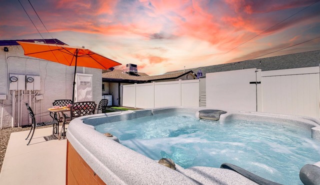 2 bedroom Stunna Downtown Mesa! Hot Tub! Come Chill