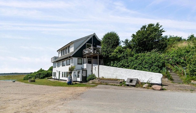 2 bedroom stunning home in øster assels