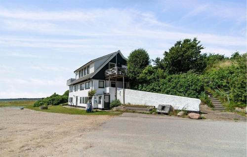 2 Bedroom Stunning Home In Øster Assels