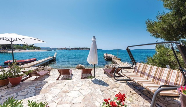 2 bedroom stunning home in Brodarica