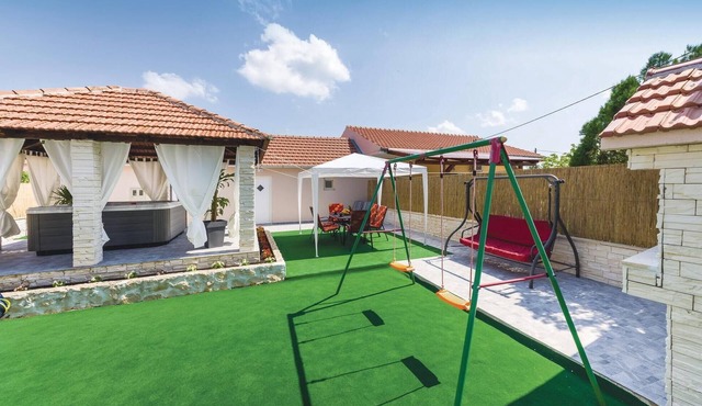 2 bedroom stunning home in Sukosan