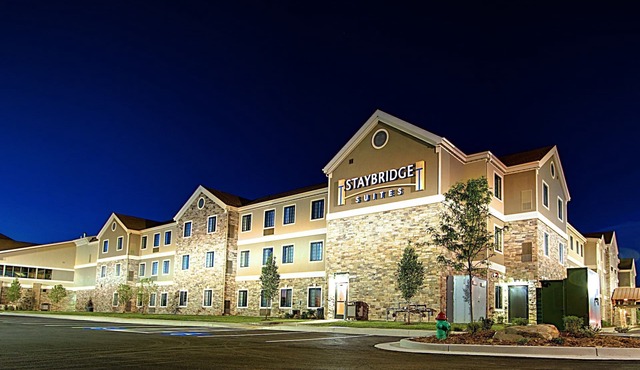 2 Bedroom Suite! Free Breakfast Buffet. Pool, Hot Tub & Waterslide Access.Close to Salt Palace Convention Center