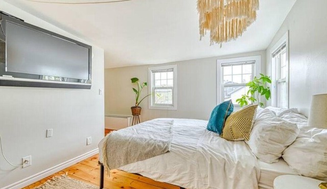 2 bedroom suite: King, Queen, parking, kitchenette, central, upper level