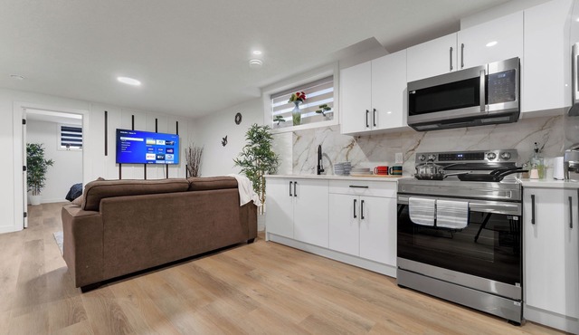 2-bedroom suite close to Amenities and Airport