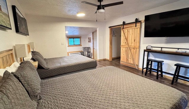 2 Bedroom Suite, Full Kitchen, Non-Smoking