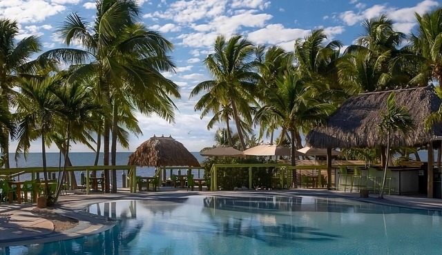 2 Bedroom Suite in Islamorada! Swimming Pool, Kitchenette, Pets Allowed!