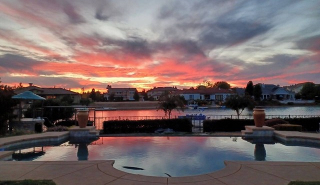 2 Bedroom Suite on Lake with Boat and Golf Course. Has separate Entry access