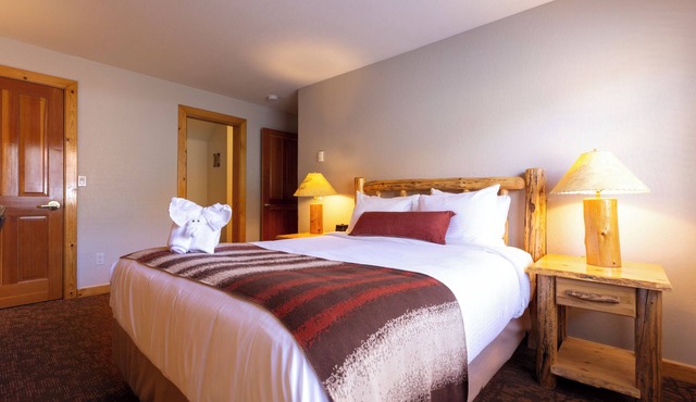 2 Bedroom Suite | Outdoor Spa Tub | Full Kitchen | Free Parking!