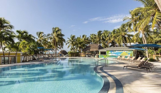 2 Bedroom Suite w/Kitchenette, Outdoor Pool, Free Parking & Pet Friendly!