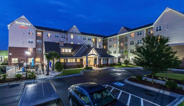 2 Bedroom Suite w/Kitchen + Free Parking & Pool
