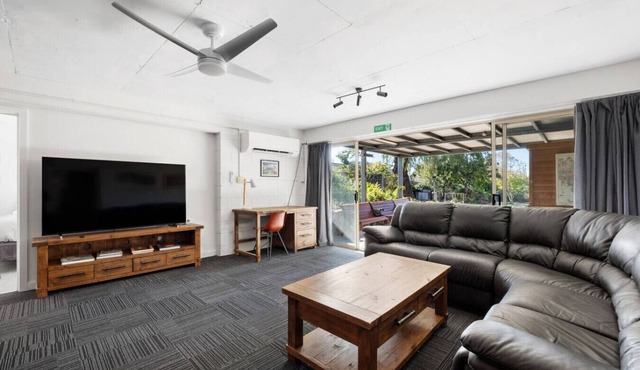 2-bedroom suite w/private kitchen & bathroom